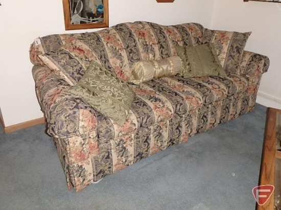 La-z-boy 90" 2 cushion sofa with throw pillows