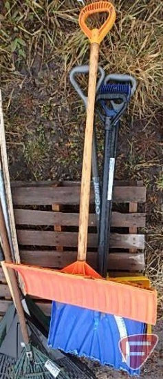 5 SNOW SHOVELS