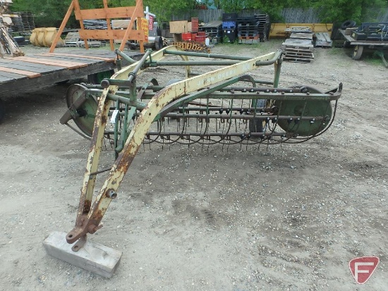 John Deere 894 pull-type side rake, sn 33670