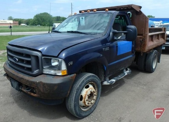 2003 Ford F-450 Pickup Truck with hydraulic lift