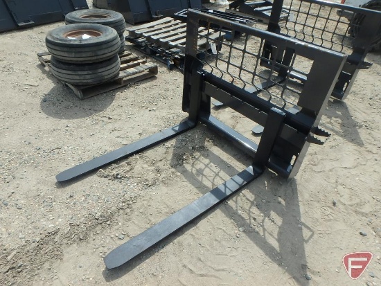 Universal mount skid steer/loader pallet forks