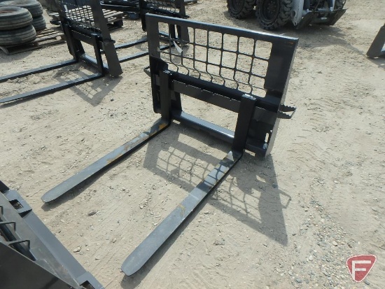 Universal mount skid steer/loader pallet forks