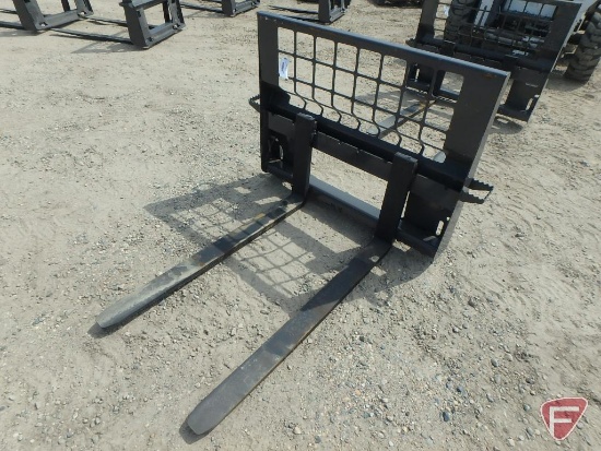 Universal mount skid steer/loader pallet forks