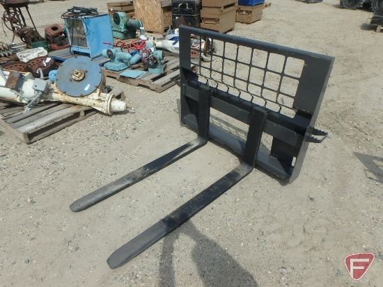 Universal mount skid steer/loader pallet forks