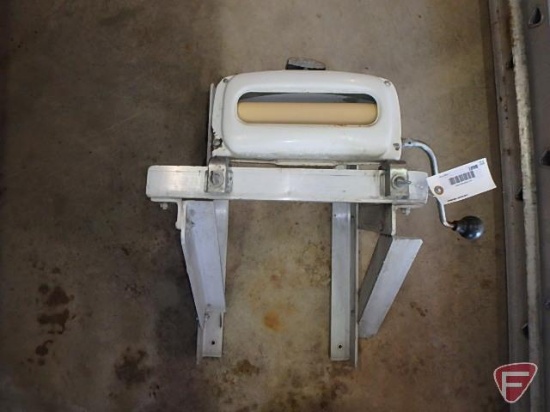 Wall mount hand crank wringer