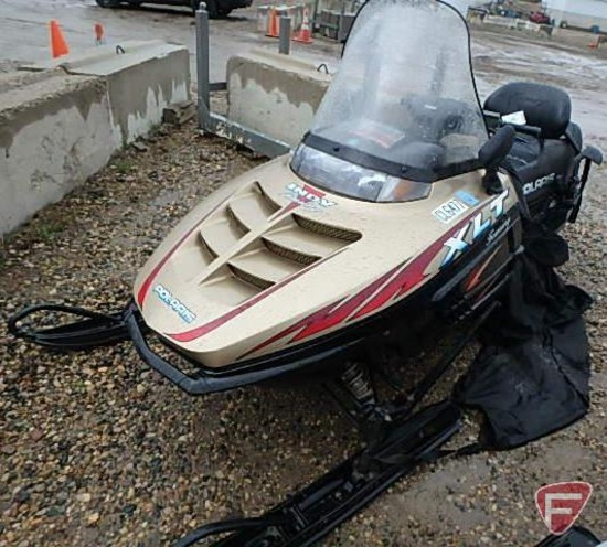 1999 Polaris Indy XLT Touring snowmobile, electric start, reverse