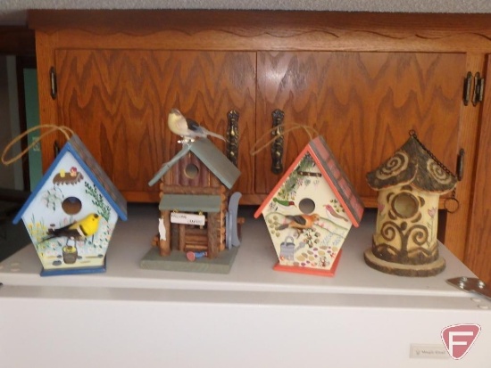 Bird houses of various sizes. 4 pieces
