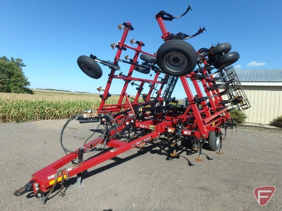 Case IH/DMI Tiger-Mate 200 30' field cultivator with 7.5" Ultra-Sweep knock-on shovels