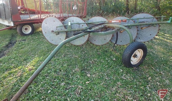 Pull type 5 wheel rake with hyd. lift