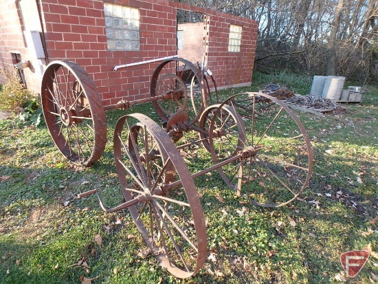 (3) steel wheels on axles, (2) bungee axles