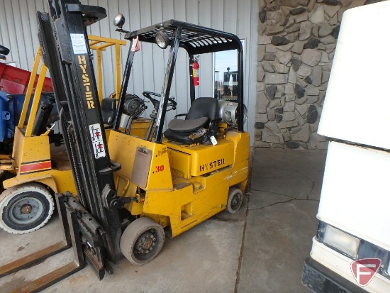Hyster 530 XL LP gas forklift, 6394 hrs showing, OHG, hard rubber tires