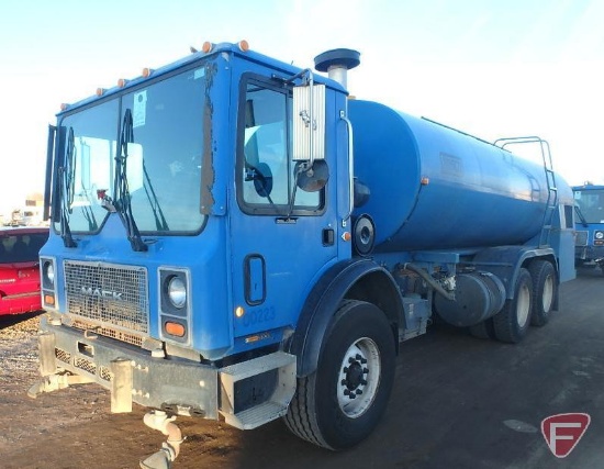 2002 Mack MR690S Water/Flusher Truck