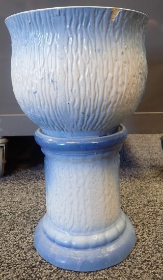 Blue/white pottery bowl, tulip design with pedestal