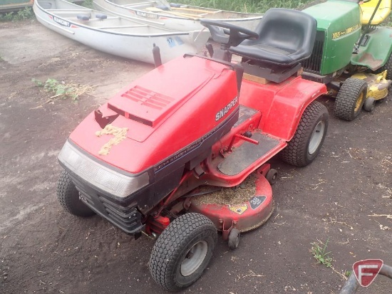 Snapper LE14.5 38H lawn tractor, Briggs & Stratton 16.5hp gas engine, 38" deck, not running