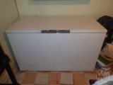 MONTGOMERY WARD SIGNATURE DELUXE 20 CHEST FREEZER