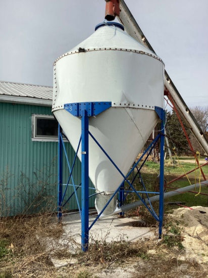 ROUND BULK FEED BIN, 12'6" TALL 7' DIAM., 4" X