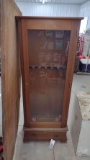 WOOD 6 PLACE GUN CABINET WITH DRAWER. NO KEY