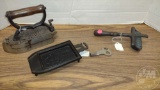 VINTAGE IRON; MRS STREETERS MAGIC FLUTER AND POLISHER WITH TRIVET