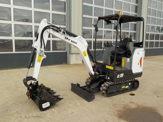 2017 Bobcat E19 Rubber Tracks, Blade, Offset, Piped c/w Expanding Undercarr