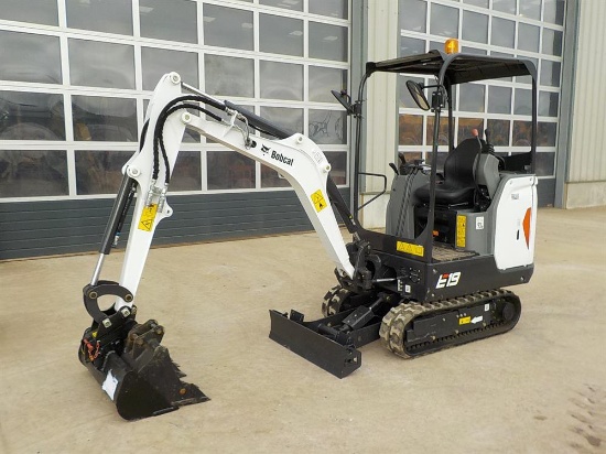 2017 Bobcat E19 Rubber Tracks, Blade, Offset, Piped c/w Expanding Undercarr