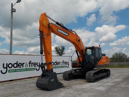 2021 Doosan DX225LC Excavator c/w 24"/600mm Pads, CV, Aux Hydraulics, Bucke