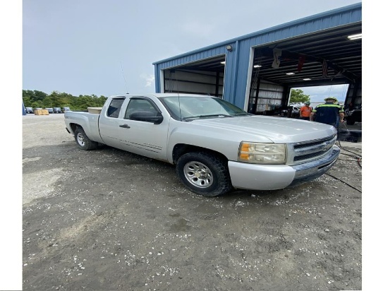 2011 Chevrolet Silverado 1500 4x4 Extended Cab Pickup Truck c/w 4.8L V8 Gas