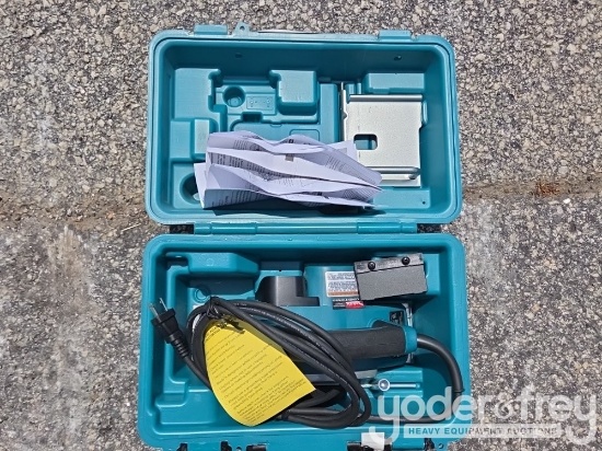Makita 3-1/4" Planer c/w Tool Case, Recondition (RP0800K) (1 yr Factory Warranty)