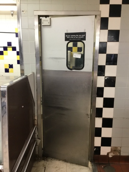 1 SINGLE SWINGING DOOR