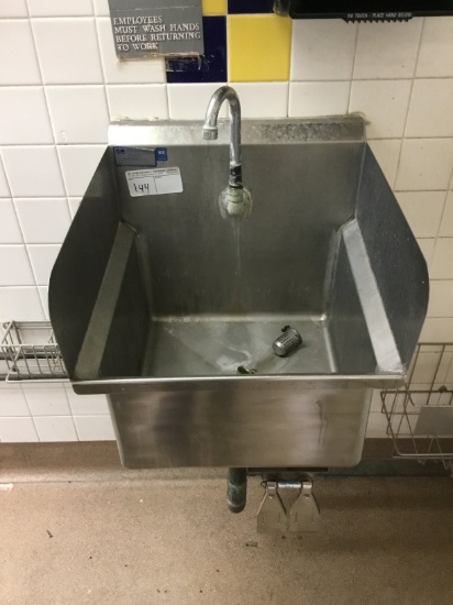 SMALL 3 HOLE 2 DB FISH SINK WITH UNDER CAB