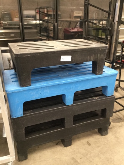 4 DUNNAGE RACKS