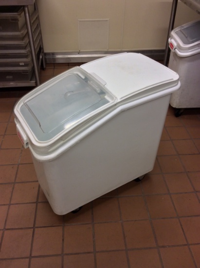 Rubbermaid rolling ingredient bin