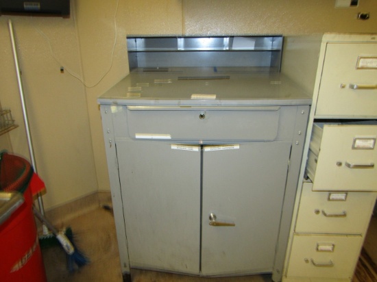 GRAY ROLLING INVENTORY DESK