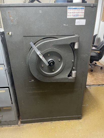 Single door safe