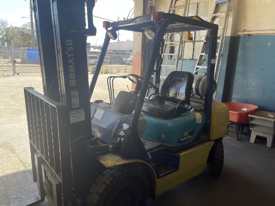 Komatsu 25 propane forklift 5,000 lbs