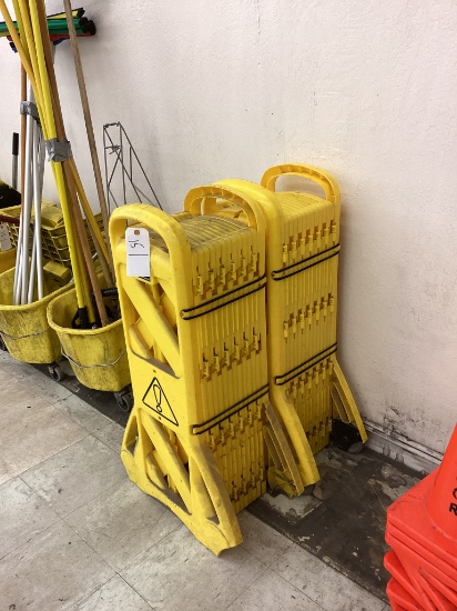 1 LOT RUBBERMAID FOLDING FENCE
