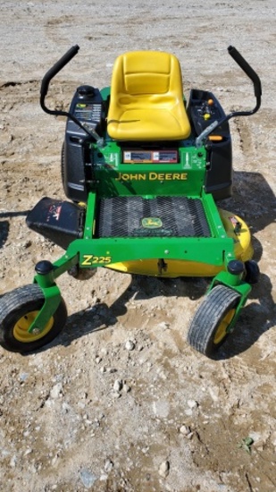 John Deere Z225 Zero Turn Mower