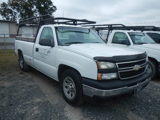 2006 CHEVROLET 1500 PICKUP TRUCK,  V6 GAS, AUTOMATIC, PS, AC, LADDER & PIPE