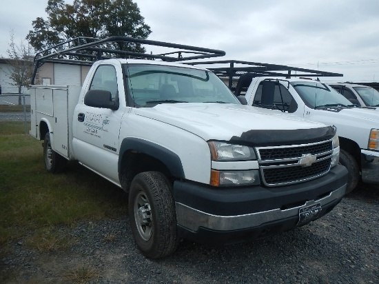 2007 CHEVROLET 2500 HD SERVICE TRUCK,  V8 GAS, AUTOMATIC, PS, AC, LADDER &