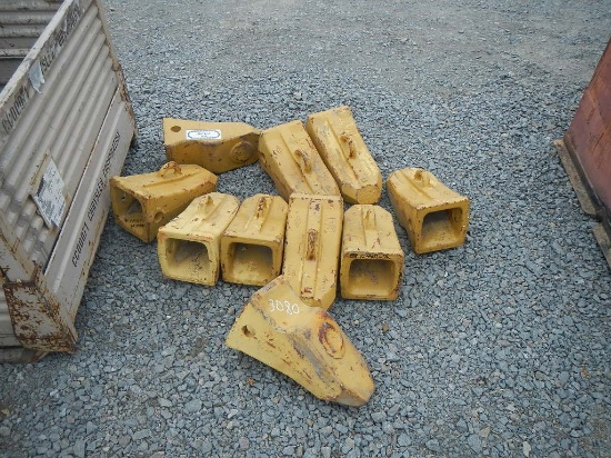 PALLET WITH CATERPILLAR BUCKET TEETH