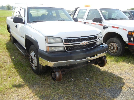 2006 CHEVROLET 2500HD PICKUP TRUCK, 326,488+ mi,  HYRAIL, V8 GAS, AT, PS, A