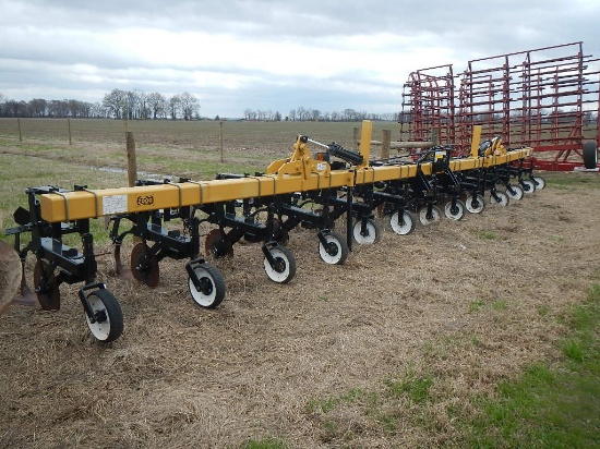 LANDOLL 2000 HIPPER CULTIVATOR,  12-ROW, 3-PT, HYDRAULIC FOLD