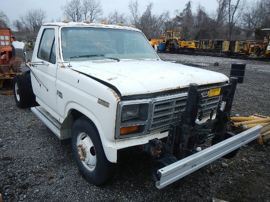 1985 FORD F350 CAB & CHASSIS,  V8 GAS, AT, PS, NARROW GAUGE HYRAIL, (DRIVE