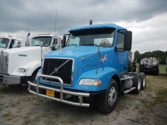 2007 VOLVO TRUCK TRACTOR,  DAY CAB, 12.1L VOLVO, EATON 10 SPEED, TWIN SCREW