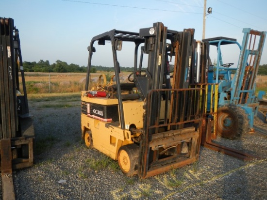 DAEWOO GC305-2 FORKLIFT,  PROPANE ENGINE, SOLID TIRE, 2-STAGE MAST, 82" LIF