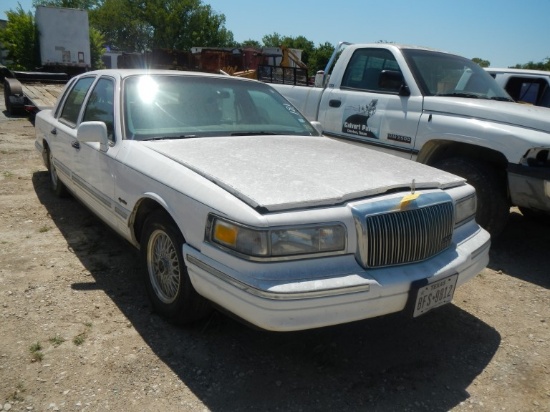 1997 LINCOLN TOWN CAR 4-DOOR CAR,  V8 GAS, AUTOMATIC, PS,  (DOES NOT RUN) S