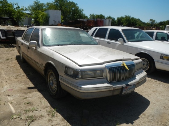 1995 LINCOLN TOWN CAR 4-DOOR CAR,  V8 GAS, AUTOMATIC, PS, (DOES NOT RUN) S#