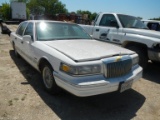 1997 LINCOLN TOWN CAR 4-DOOR CAR,  V8 GAS, AUTOMATIC, PS,  (DOES NOT RUN) S