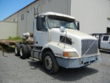 1998 VOLVO TRUCK TRACTOR,  DAY CAB, CUMMINS M11 DIESEL, 10 SPEED, TWIN SCRE