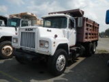 1977 MACK R DUMP TRUCK,  MACK DIESEL, 6 SPEED, TWIN SCREW, CAMELBACK SUSPEN