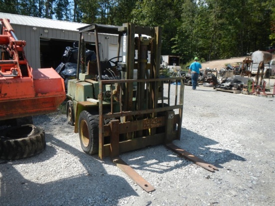 CLARK FORKLIFT  (OLDER AND NEEDS WORK) S# 4846, all items are being offered